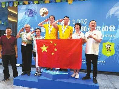 成都民警張佳和丈夫李俊強(qiáng)強(qiáng)聯(lián)手,斬獲金牌。 點(diǎn)擊進(jìn)入下一頁(yè)