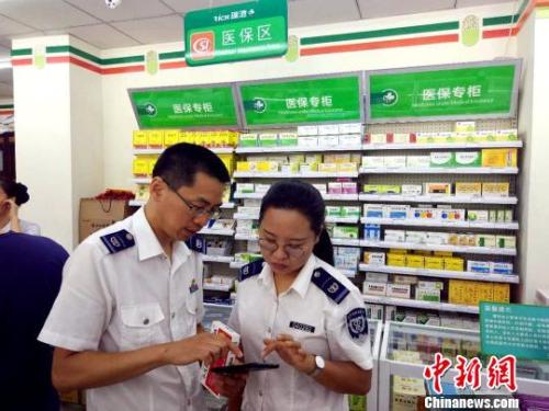 資料圖:天津市場(chǎng)監(jiān)管委工作人員在檢查藥品!埖勒 攝 點(diǎn)擊進(jìn)入下一頁