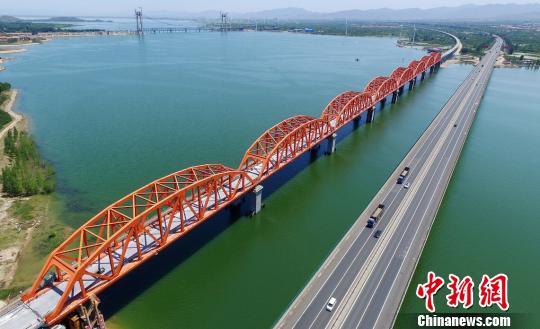 資料圖:京張鐵路官?gòu)d水庫(kù)特大橋。圖為已經(jīng)完工的大橋主體工程。(完) 孫慧軍 攝 資料圖:京張鐵路官?gòu)d水庫(kù)特大橋。圖為已經(jīng)完工的大橋主體工程。(完) 孫慧軍 攝
